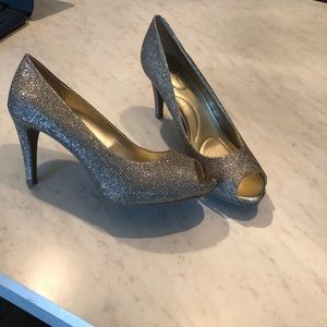 Bandolino Rainaa Gold Glamour Material